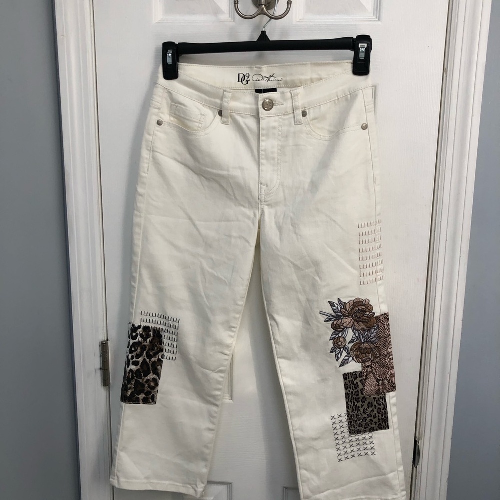 D2G Diane Gilman white 6 Stretch Jean Capri Embroidered Patch Boho Animal Print